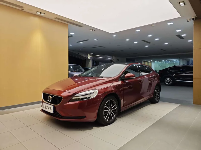 Volvo V40 — фото 1