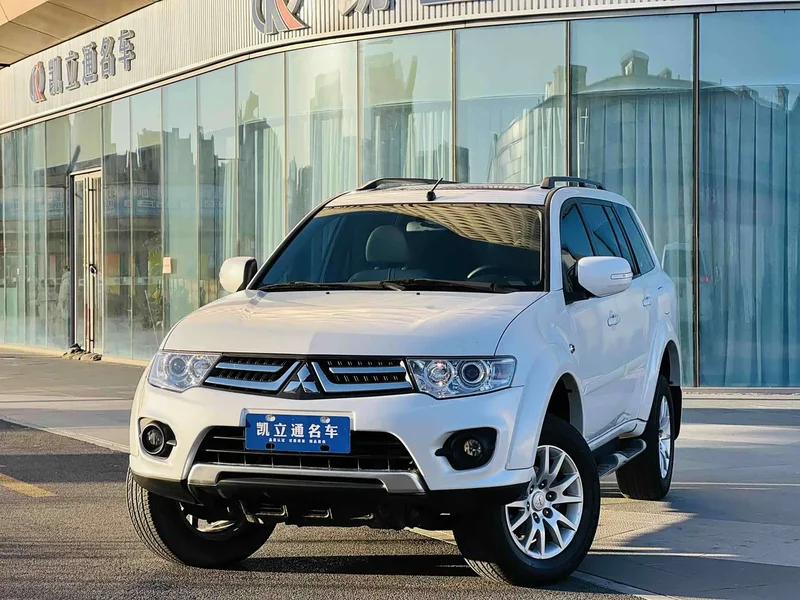 Mitsubishi Pajero — фото 1