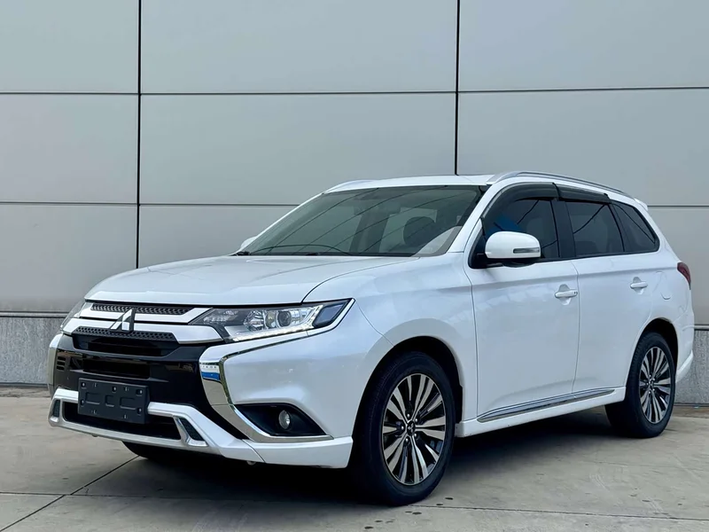 Mitsubishi Outlander — фото 1