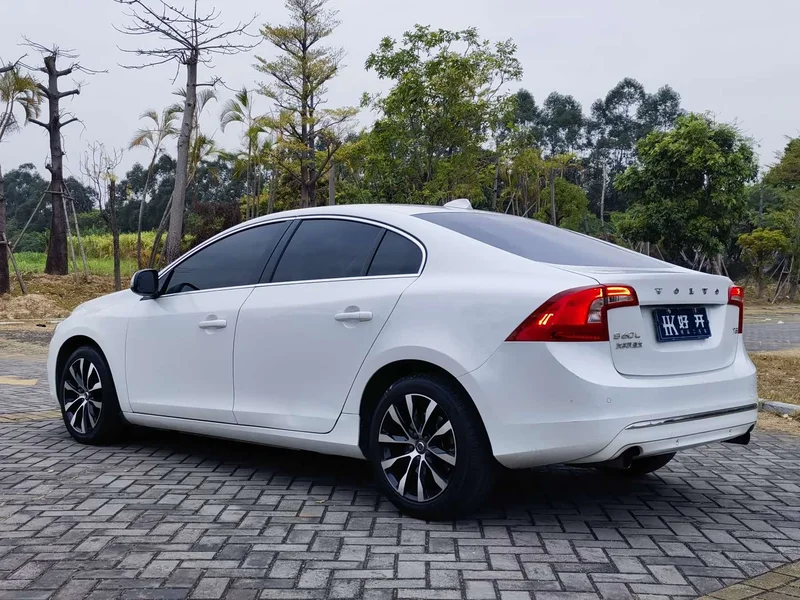 Volvo S60 — фото 5
