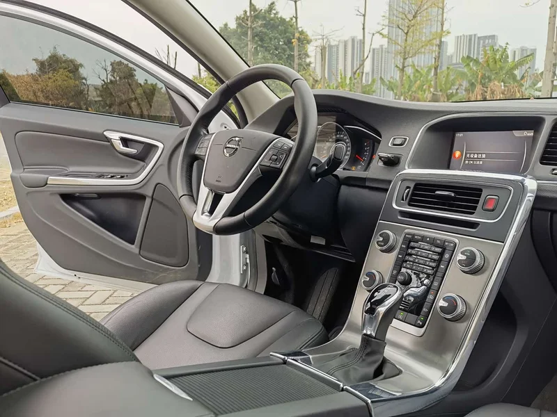 Volvo S60 — фото 10