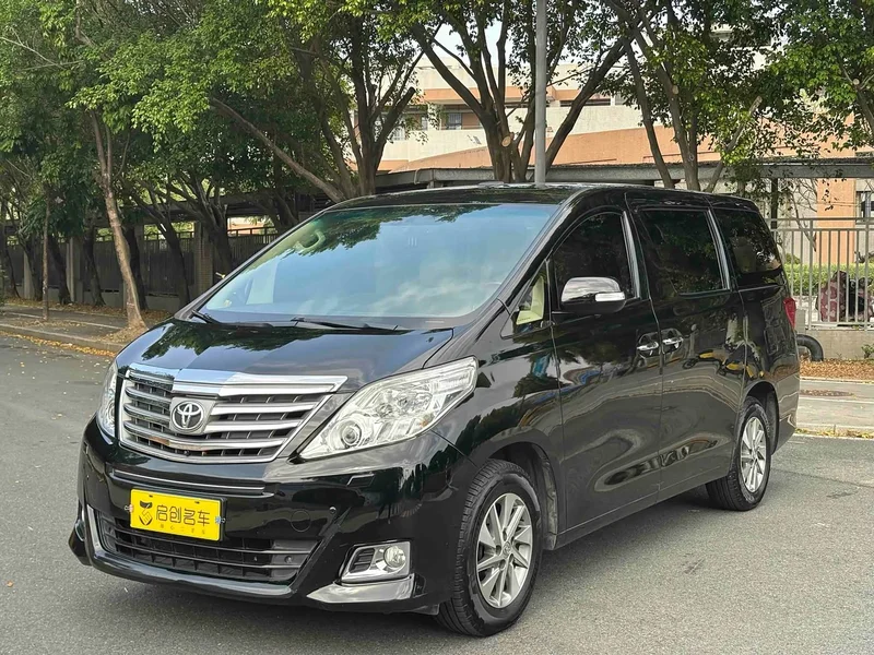 Toyota Alphard — фото 1