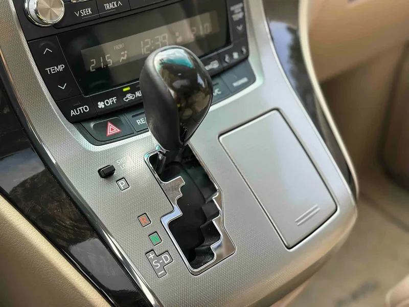 Toyota Alphard — фото 8