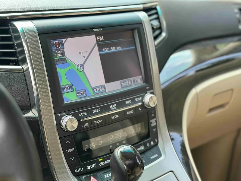 Toyota Alphard — фото 9