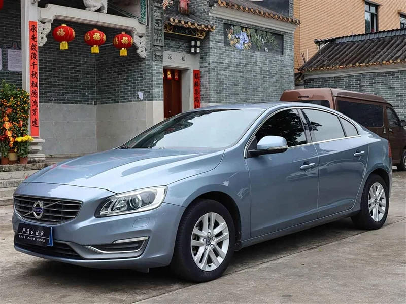 Volvo S60 — фото 1