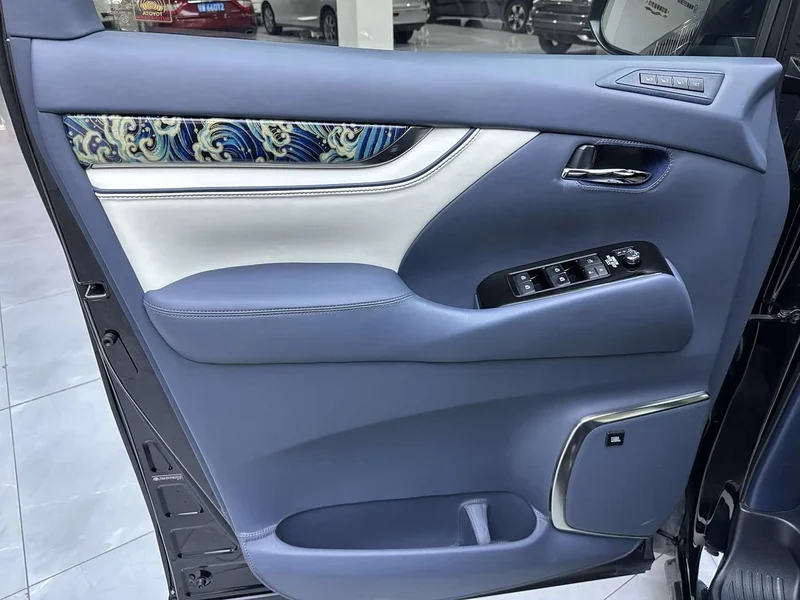 Toyota Alphard — фото 12