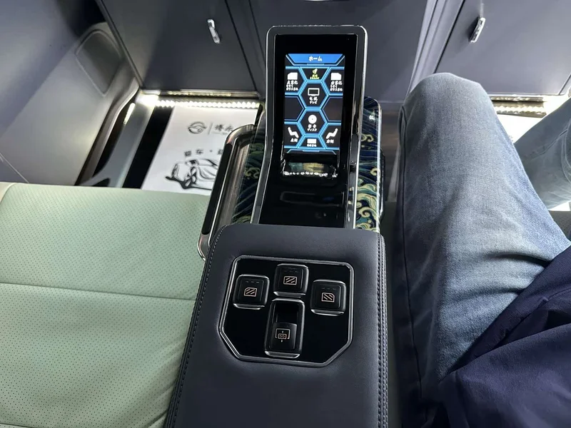 Toyota Alphard — фото 18