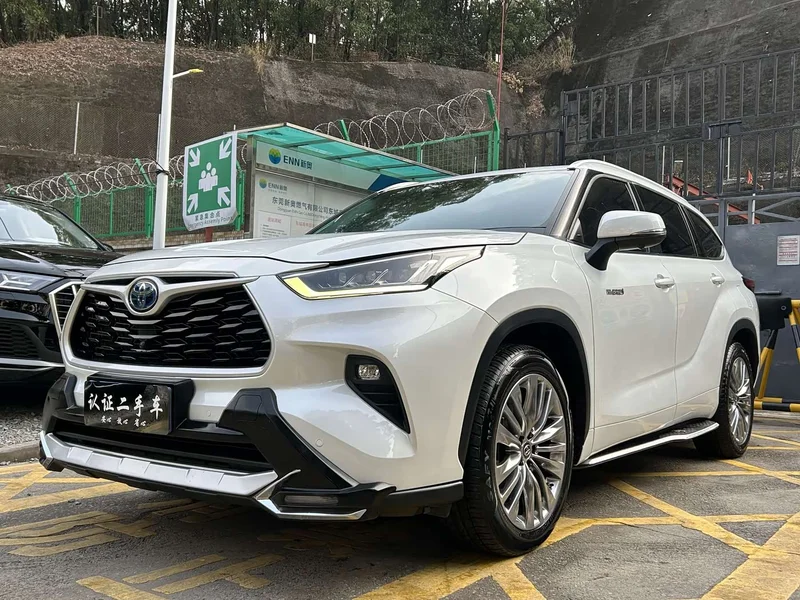 Toyota Highlander — фото 1
