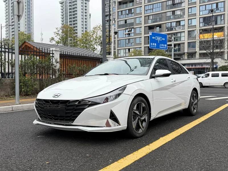 Hyundai Elantra — фото 1