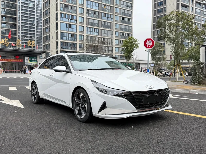 Hyundai Elantra — фото 3