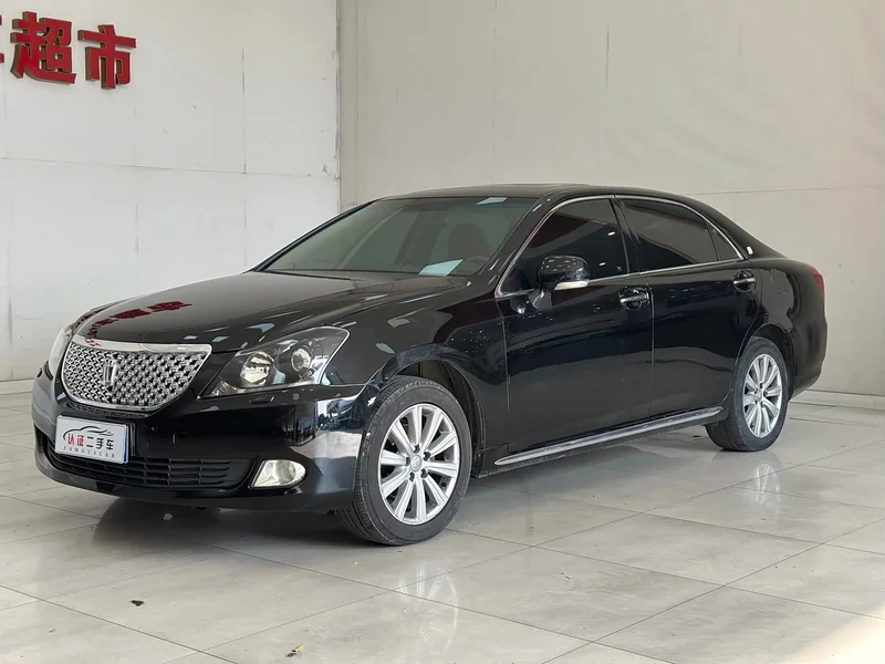 Toyota Crown — фото 1