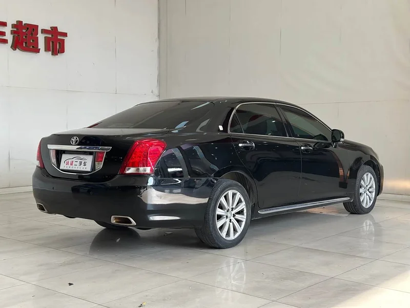 Toyota Crown — фото 17