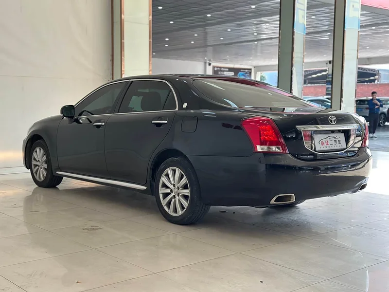 Toyota Crown — фото 19