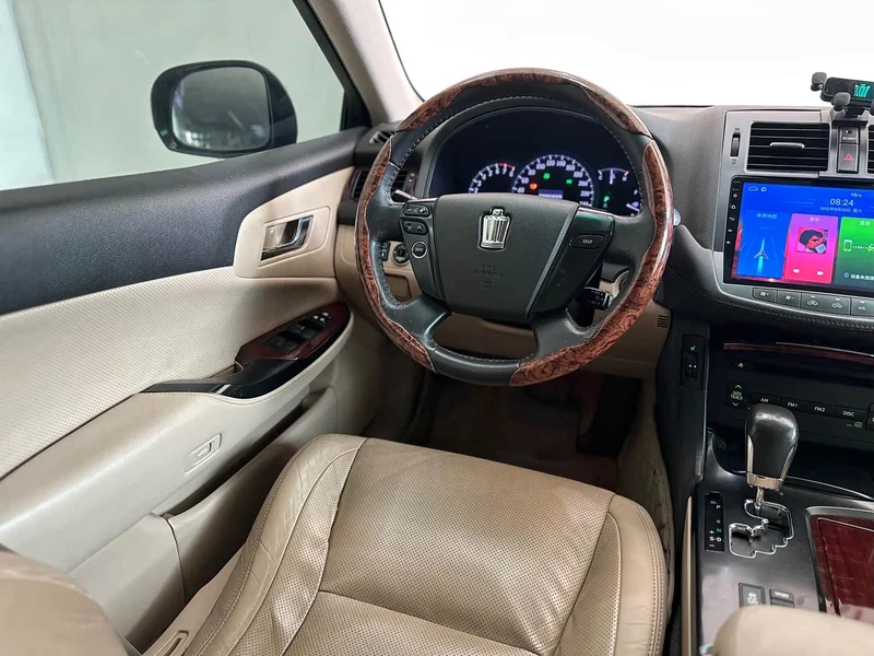 Toyota Crown — фото 10