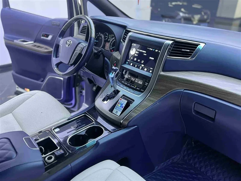 Toyota Alphard — фото 11