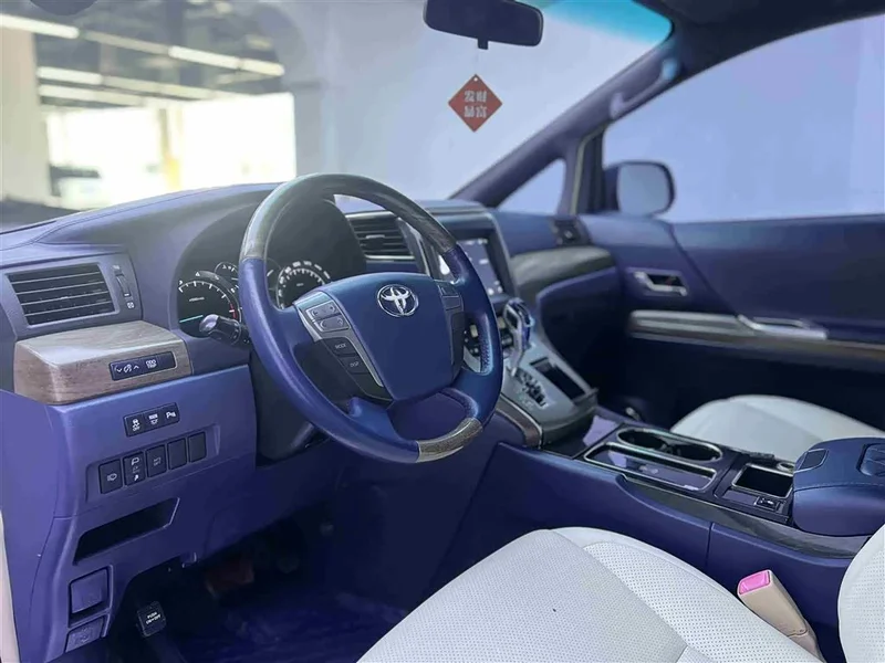 Toyota Alphard — фото 4