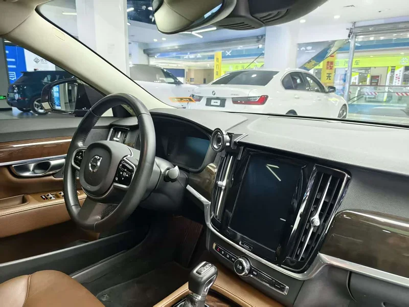 Volvo S90 — фото 14