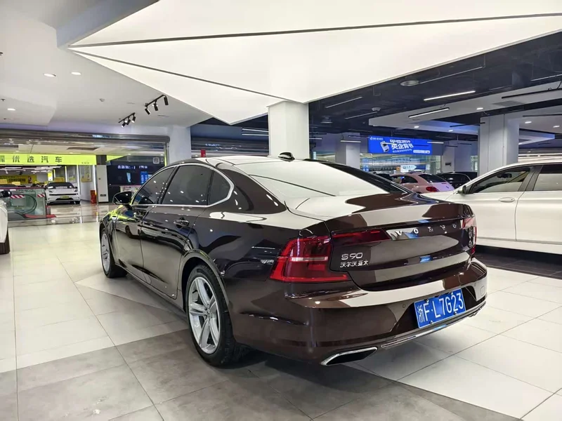 Volvo S90 — фото 16