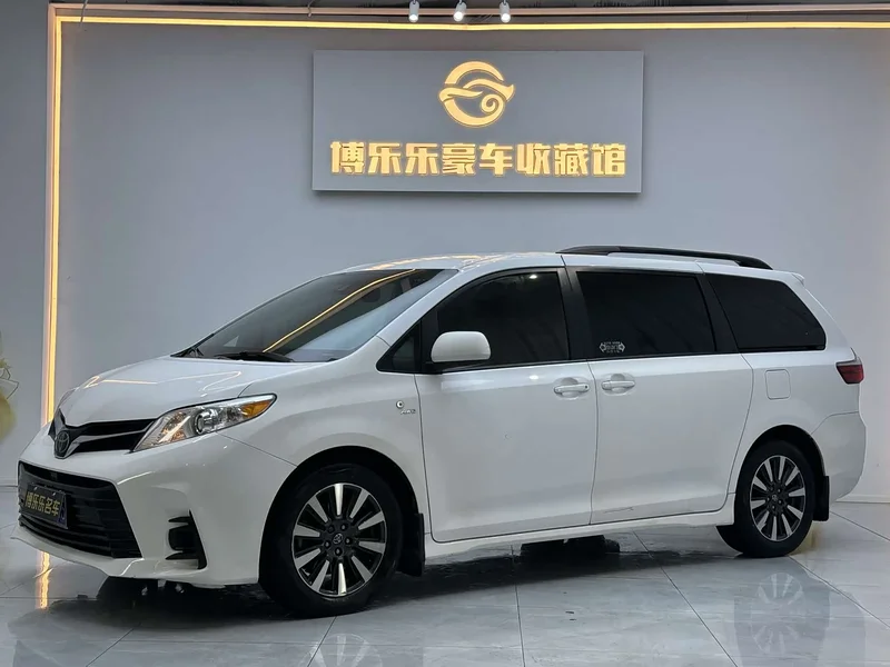 Toyota Sienna — фото 1