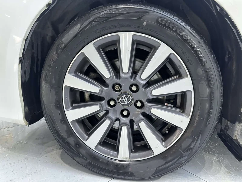 Toyota Sienna — фото 14