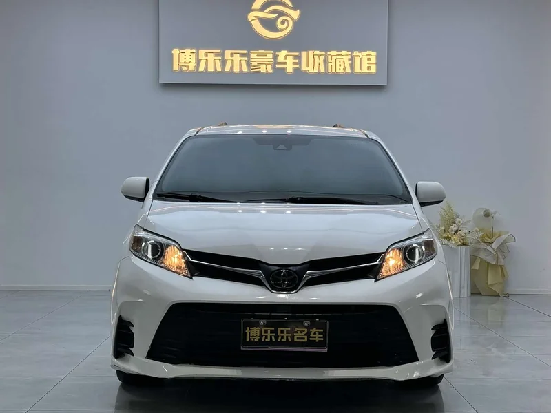 Toyota Sienna — фото 2