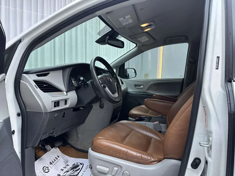 Toyota Sienna — фото 4