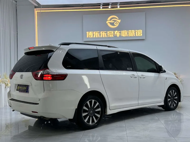 Toyota Sienna — фото 10