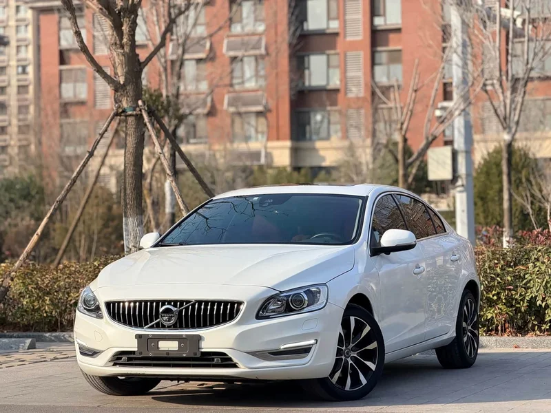 Volvo S60 — фото 1