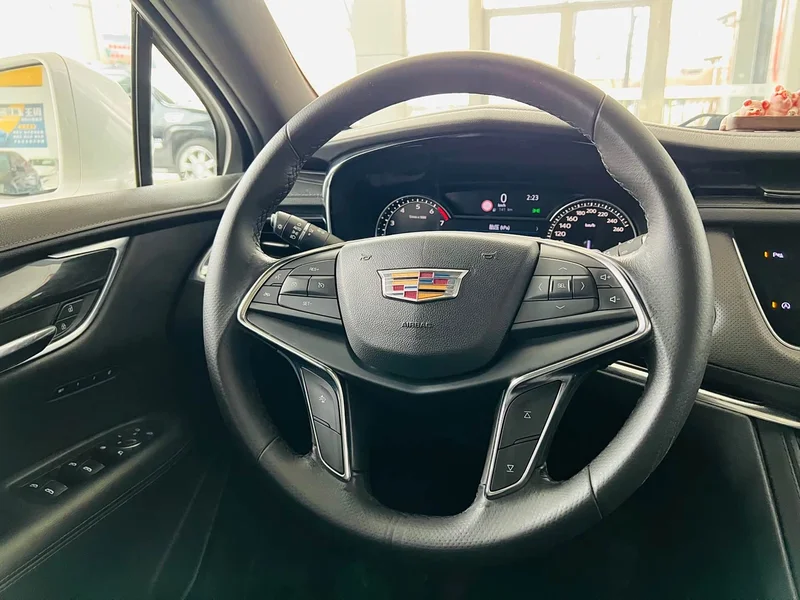 Cadillac XT5 — фото 18