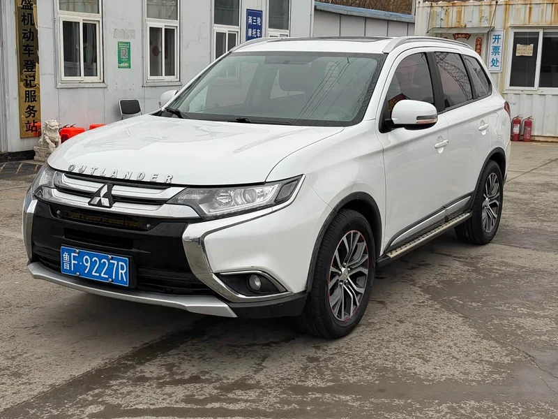 Mitsubishi Outlander — фото 1