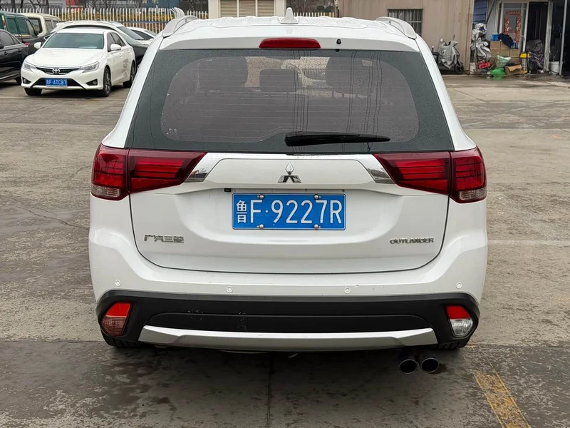 Mitsubishi Outlander — фото 5