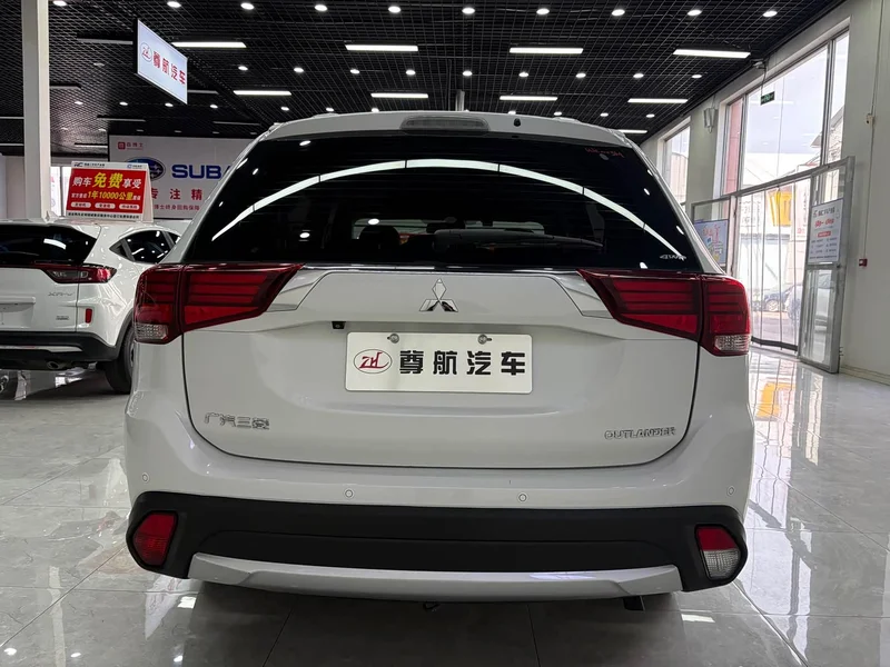 Mitsubishi Outlander — фото 7