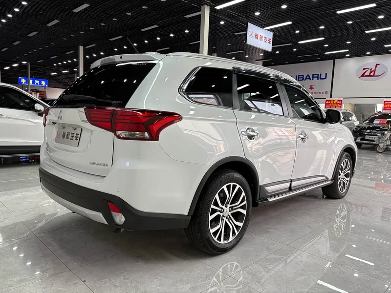 Mitsubishi Outlander — фото 8