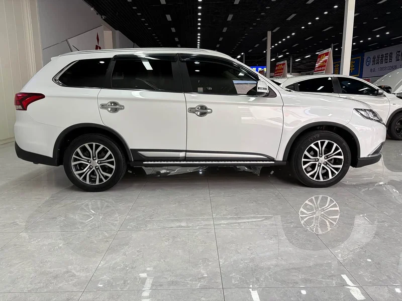 Mitsubishi Outlander — фото 9