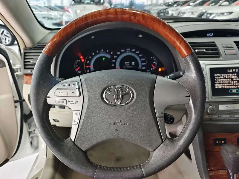 Toyota Camry — фото 11