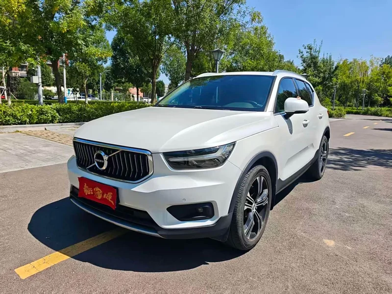 Volvo XC40 — фото 1