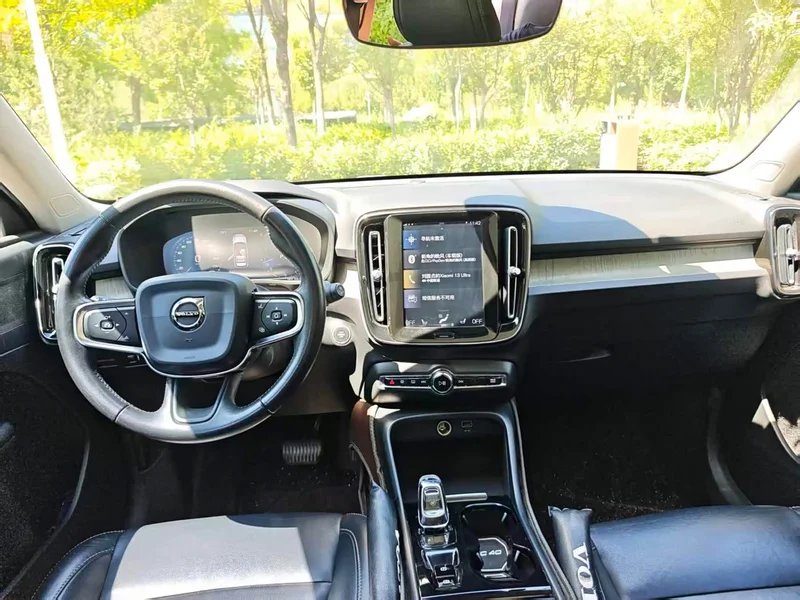 Volvo XC40 — фото 11