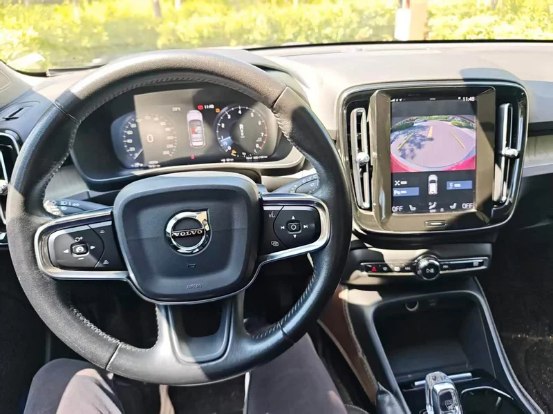 Volvo XC40 — фото 12