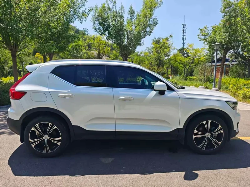Volvo XC40 — фото 6
