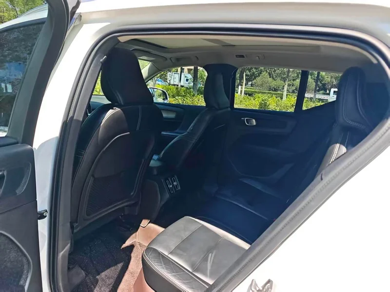 Volvo XC40 — фото 10