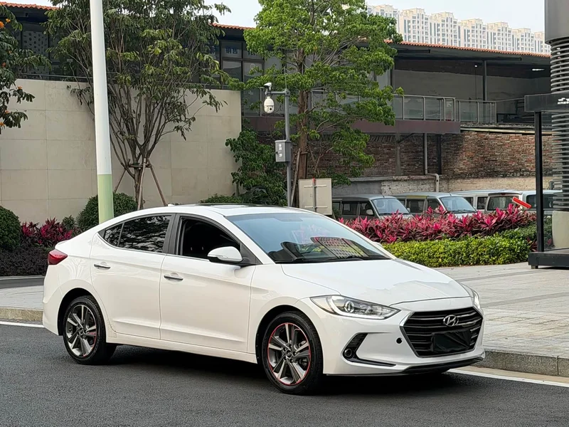 Hyundai Elantra Sport — фото 3