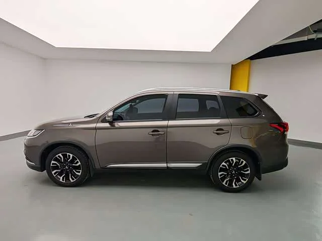 Mitsubishi Outlander — фото 11