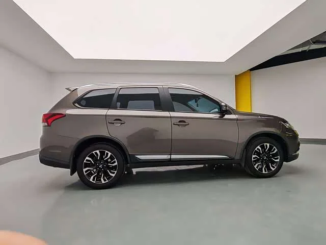 Mitsubishi Outlander — фото 12