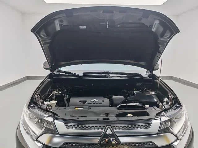 Mitsubishi Outlander — фото 14