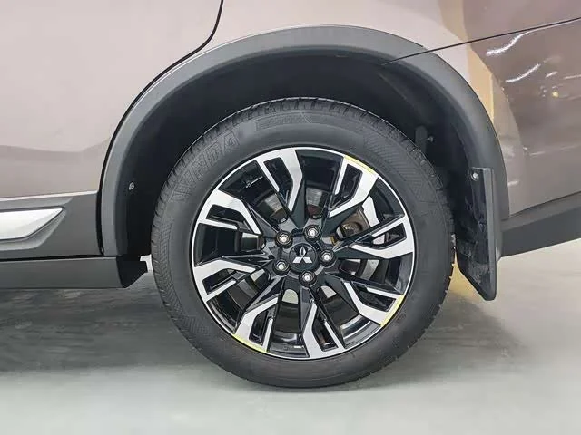 Mitsubishi Outlander — фото 15