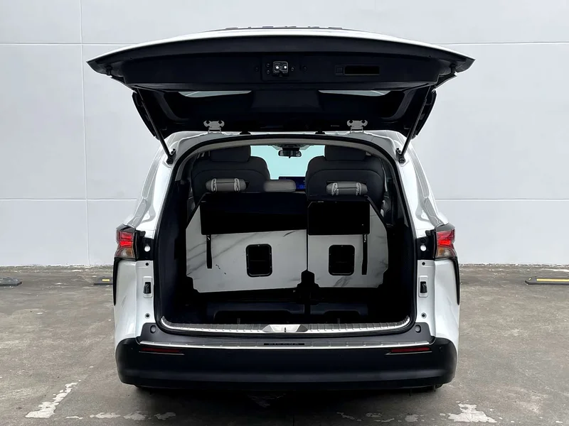 Toyota Sienna — фото 18