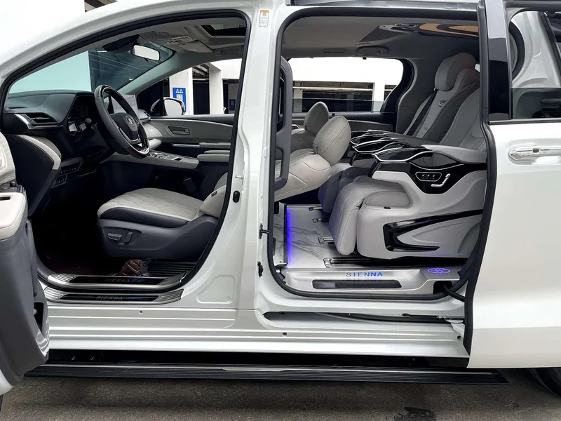 Toyota Sienna — фото 19