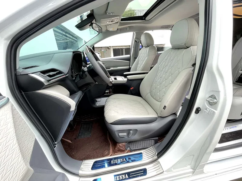 Toyota Sienna — фото 20