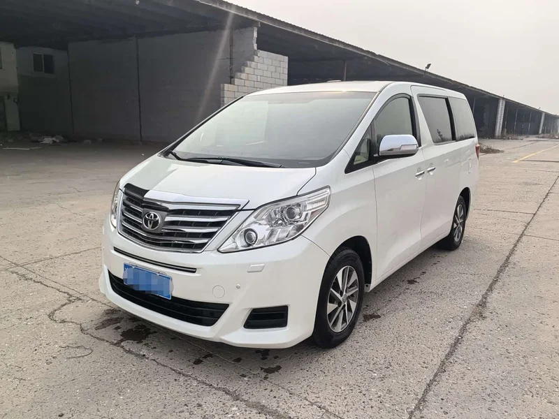 Toyota Alphard — фото 1