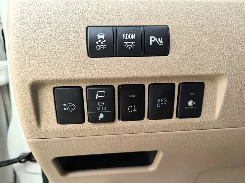 Toyota Alphard — фото 8